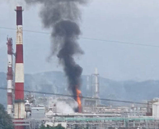 A fire breaks out at SK geo centric's polymer plant in Ulsan on Wednesday. [YONHAP]