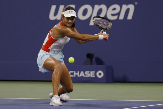 Emma Raducanu of Britain hits a backhand against Alize Cornet of France on day two of the 2022 U.S. Open at USTA Billie Jean King National Tennis Center on Tuesday in New York. [USA TODAY/YONHAP]
