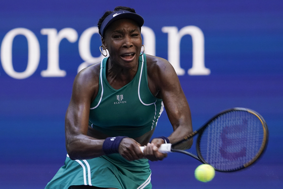 Venus Williams of the United States returns a shot to Alison Van Uytvanck of Belgium during the first round of the U.S. Open on Tuesday in New York. [AP/YONHAP]