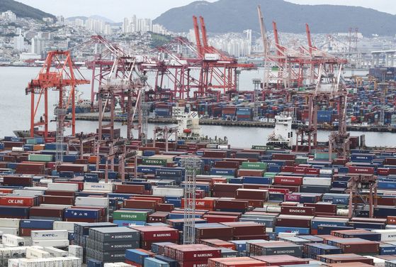 Containers are stacked at a port in Korea's southeastern city of Busan on Aug. 11. [YONHAP]