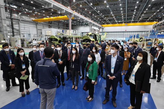 Ambassadors to Korea from 16 countries visit the Korea Aerospace Industries (KAI) headquarters in Sacheon, South Gyeongsang, on Tuesday. KAI said Tuesday that it had invited ambassadors to show them projects such as the Surion, a twin-engine transport utility helicopter. [YONHAP]
