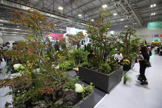 Visitors look around the Korea Landscape*Garden Expo 2022 held at the Kimdaejung Convention Center in Gwangju's Seo District on Wednesday. Hosted by the International Federation of Landscape Architects (IFLA), the 58th landscape and garden expo will take place until Sept. 2, featuring the latest trends in flora decorating. [YONHAP]
