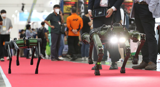 A multi-purpose quadrupedal robot, developed to navigate disaster sites, demonstrates its mobility during a showing at the International Fire & Safety Expo Korea 2022 held at EXCO in Daegu on Wednesday. [YONHAP]