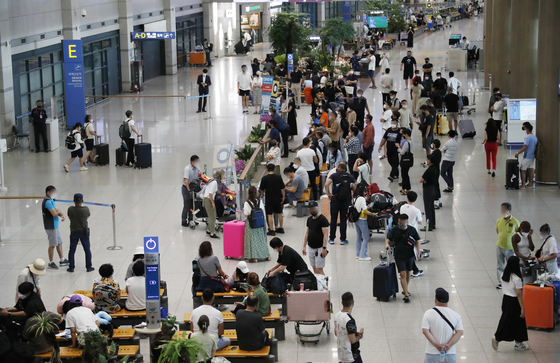 Terminal 1 of Incheon International Airport is crowded with travelers. [NEWS1]