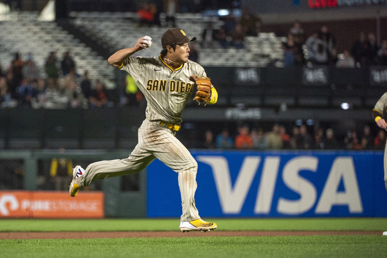 San Diego Padres shortstop Kim Ha-seong throws the ball to first base during the eighth inning against the San Francisco Giants at Oracle Park in San Francisco. The Padres went on to beat the Giants 4-3 with Kim picking up one hit and crossing the plate once on a Trent Grisham homer at the top of the seventh. [USA TODAY/YONHAP]