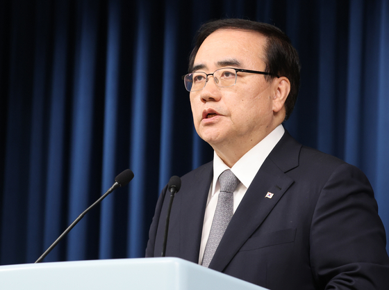 National Security Adviser Kim Sung-han gives a press briefing at the presidential office in Seoul, on Aug. 11. [YONHAP]