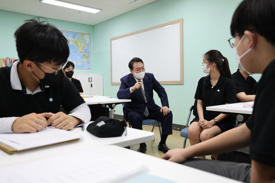 President Yoon Suk-yeol, center, answers questions from students at Umtum School in Guro District, western Seoul on Tuesday. [YONHAP]