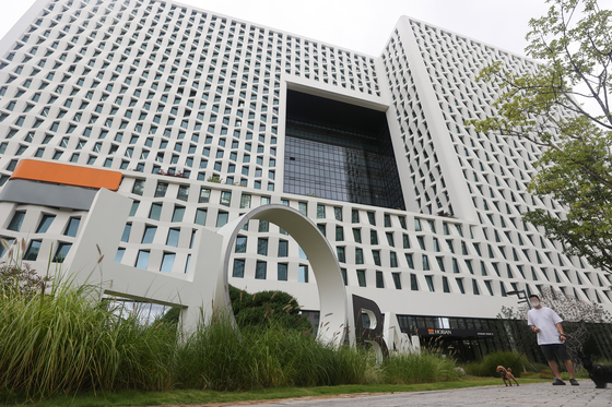 The Seocho District headquarters of Hoban Construction, a contractor in the Wirye New Town project, was raided by prosecutors on Wednesday. [YONHAP]