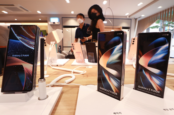 Samsung Electronics' Galaxy Z Fold 4 and Flip 4 phones are on display at the KT Plaza Gwanghwamun Station branch in Seoul on Aug. 23, when pre-orders for the Galaxy Z Flip 4 started. [YONHAP]