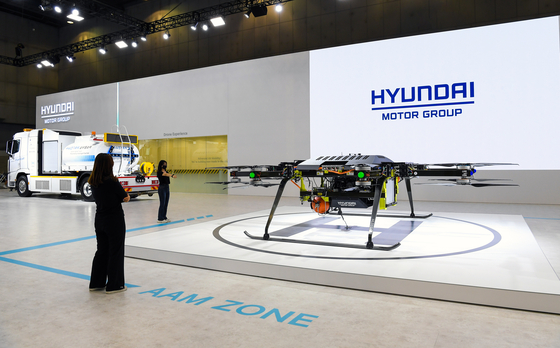 Hyundai Motor's hydrogen-powered drone is displayed at the H2 MEET 2022 exhibition on Wednesday at Kintex in Goyang, Gyeonggi. [HYUNDAI MOTOR]