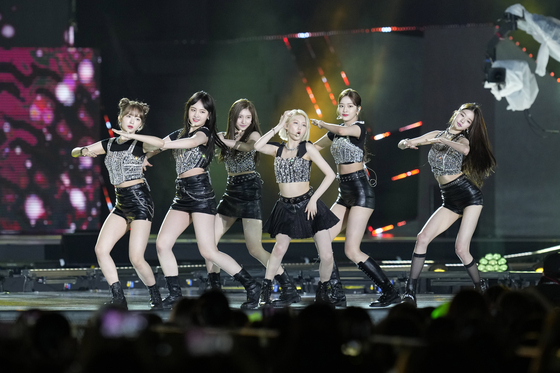 K-pop group IVE performs during the 2022 Dream Concert at Seoul Olympic stadium in Seoul on June 18. [AP/YONHAP]