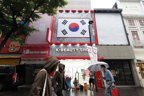 A store in Myeong-dong in central Seoul prepares to open its doors on Aug. 30. [YONHAP]