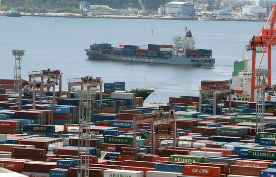 Vessels with cargo docked a port in Busan on Thursday. Despite exports growing for 22 consecutive months, the country reported its biggest trade deficit yet due to record-breaking imports. [YONHAP] 