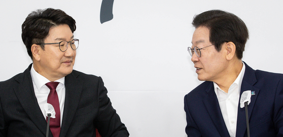 People Power Party floor leader Kweon Seong-dong, left, and Democratic Party chairman Lee Jae-myung met for the first time since Lee became the head of the DP on Wednesday. [YONHAP]