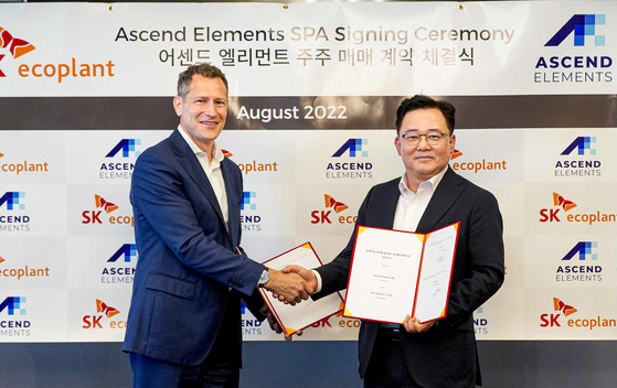 Michael O'Kronley, left, Ascend Elements CEO, and Park Kyung-il, SK ecoplant CEO, pose for a photo during a signing ceremony for a sales-purchase agreement held at SK ecoplant's U.S. office in New Jersey on Wednesday. [SK ECOPLANT]