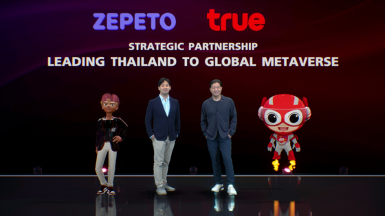 Kang Hee-suk (left), head of business at Naver Z, and Birathon Kasemsri, chief content and media officer at TRUE, pose for photos at the Thai telecom’s branding shop in Bangkok on Wednesday. [NAVER]