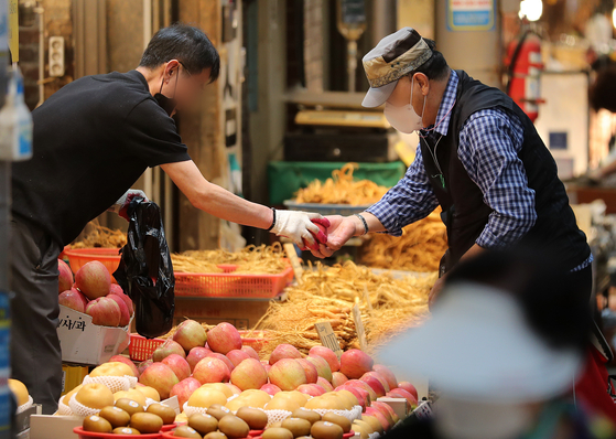 A person shops for groceries at a traditional market in Dongdaemun District, eastern Seoul Thursday. [NEWS1] 