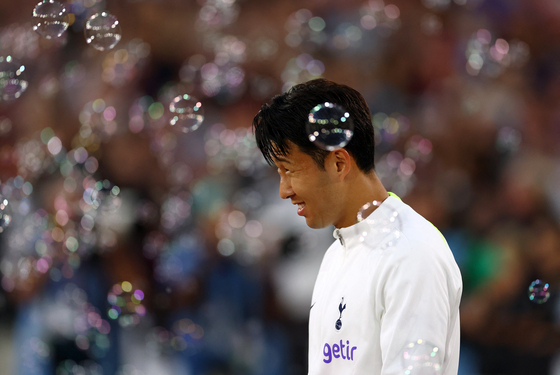 Tottenham Hotspur's Son Heung-min warms up before a match against West Ham at London Stadium in London on Wednesday. [REUTERS/YONHAP]