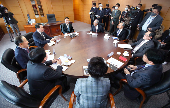 Presdent Yoon Suk-yeol meets with the heads of Korea’s six leading business groups, including the Federation of Korean Industries, on March 21 in Seoul. [JOINT PRESS CORPS]