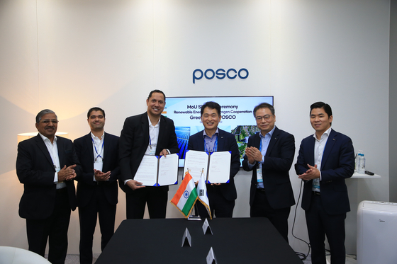 Cho Ju-ik, fourth from left, head of Posco Holdings' hydrogen business, and Gautam Reddy Kumbam, third from left, head of Greenko's new energy division, take a photo after signing an agreement on the cooperation of the green hydrogen production. [POSCO HOLDINGS]  