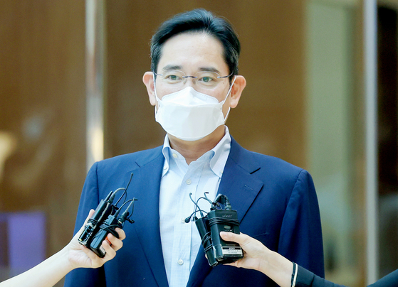 Samsung Electronics Vice Chairman Lee Jae-yong answers a question from a reporter upon arriving at Gimpo International Airport in western Seoul on June 18, wrapping up a business trip to Europe. [YONHAP]