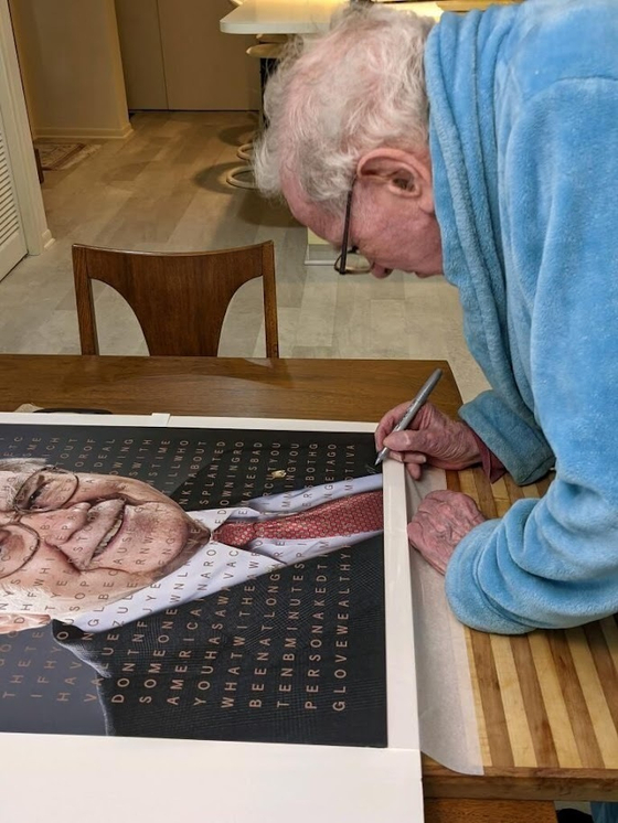 Billionaire Warren Buffett signs a portrait of himself that is being auctioned off to raise money for one of his favorite charities, Girls Inc. of Omaha, Neb. [AP/YONHAP]