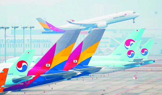 Korean Air Lines and Asiana Airlines planes are stationed at Incheon International Airport. [YONHAP]