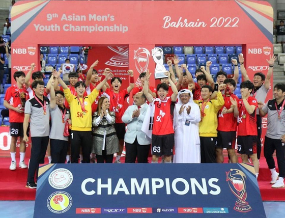 The Korean U-18 handball team celebrate after beating Iran 26-22 in the gold medal match at the 2022 Asian Men's Youth Handball Championship in Bahrain on Wednesday. [YONHAP]