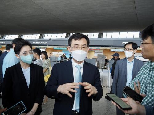 Deputy Trade Minister Ahn Sung-il peaks to reporters at Washington Dulles International Airport on Aug. 31 before heading home after a three-day visit to the U.S.. [YONHAP]