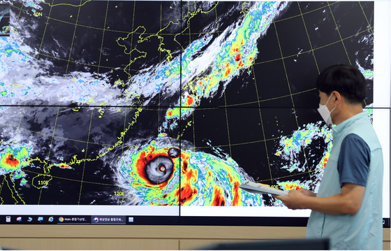 A weather forecast analyst monitors Typhoon Hinnamnor on Thursday at a Korea Meteorological Administration office in Suwon, Gyeonggi. [YONHAP]