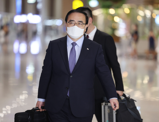 National Security Adviser Kim Sung-han leaves for Hawaii at Incheon International Airport, west of Seoul, on Aug. 31, 2022. [YONHAP]