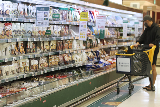 A grocery store in Seoul. [YONHAP]