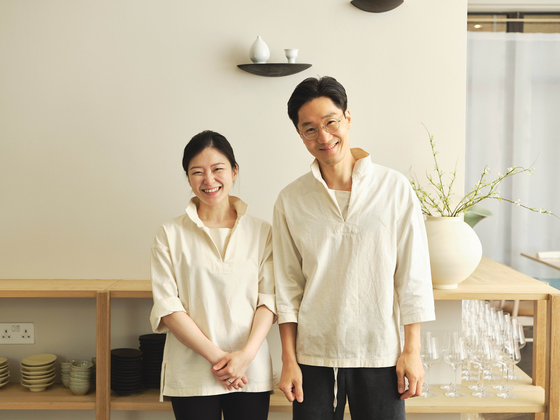 Chef Park Woong-chul of Sollip in London, right, runs the restaurant with his wife and pastry chef Ki Bo-mi. [SOLLIP]