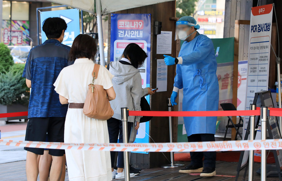 People get tested for Covid-19 at Songpa District, southern Seoul on Thursday. [NEWS1] 