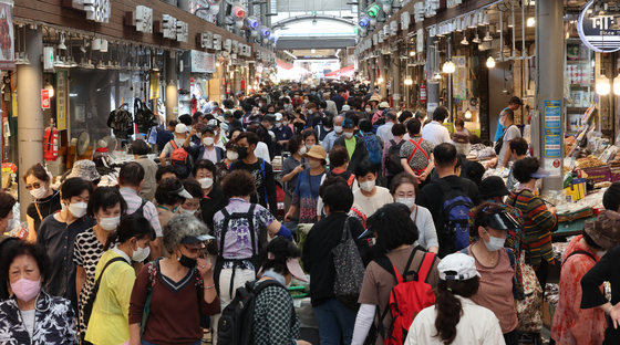 Customers crowd a traditional market in Dongdaemun, Seoul, on Friday ahead of the Chuseok holidays later this month. While consumer price rose 5.7 percent, the statistics agency cautiously projected that inflation growth could be limited for this month even with rising demand related to the Chuseok holidays. [YONHAP] 