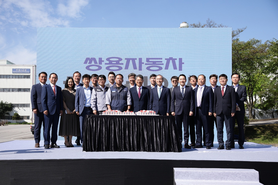 KG Group Chairman Kwak Jea-sun, center, was appointed as the chairman of SsangYong Motor on Thursday. KG is the new owner of the automaker as the Seoul Bankruptcy Court approved a rehabilitation plan submitted by SsangYong Motor last week. [SSANGYONG MOTOR]