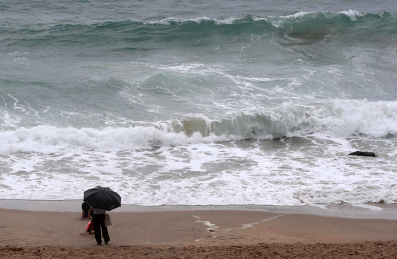 Strong waves and heavy rains are seen at Haeundae Beach in Busan on Friday. [NEWS1]