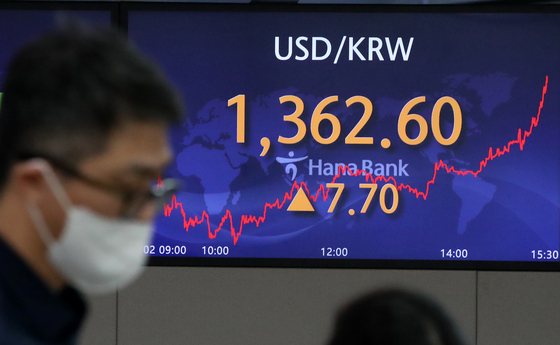 An electronic display board at Hana Bank in central Seoul shows the won trading at 1,362.60 against the dollar on Sept. 2. [NEWS1]
