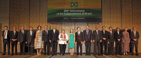 Ambassador of Brazil to Korea Marcia Donner Abreu, center, Second Vice Foreign Minister Lee Do-hoon, eighth from right, and members of the diplomatic corps in Seoul celebrate the 200th anniversary of the Independence of Brazil at the Four Seasons Seoul on Thursday. [PARK SANG-MOON]