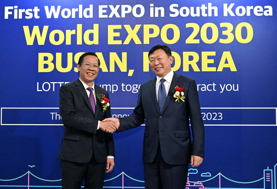 Lotte Group Chairman Shin Dong-bin, right, shakes hands with Phan Van Mai, Chairman of the Ho Chi Minh People’s Committee, at the groundbreaking ceremony of Thu Thiem Eco Smart City in Ho Chi Minh City, Vietnam on Friday. [LOTTE]