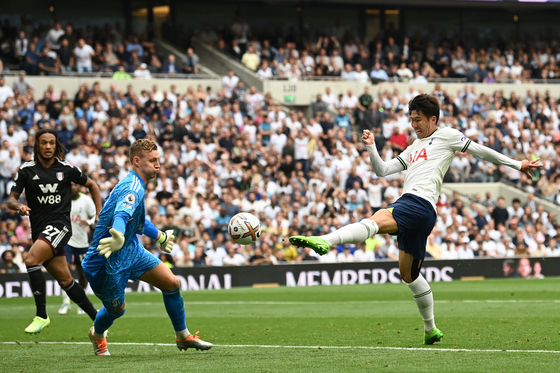 Tottenham Hotspur's Son Heung-min, right, attempts a shot during a Premier League game against Fulham at Tottenham Hotspur Stadium in London on Saturday.  [AFP/YONHAP]