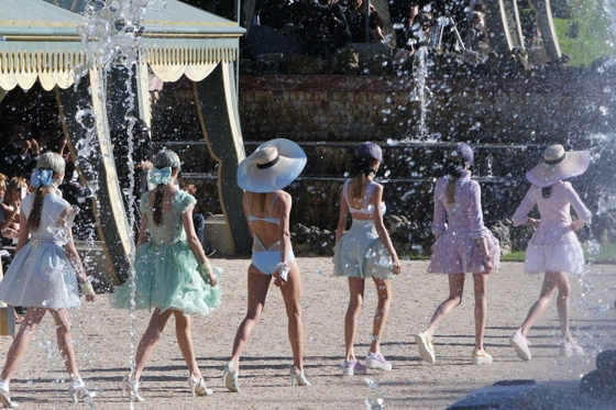 Chanel's 2013 Cruise collection gets held at the Trois Fontaines Bosquet fountains at the Château de Versailles on May 14, 2012. [JOONGANG PHOTO]