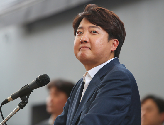 Former People Power Party (PPP) chief Lee Jun-seok holds back tears during a press conference in Daegu Sunday, where he accused the PPP of being “unconstitutional” in its attempt to revise the party charter to form a new leadership. [YONHAP] 