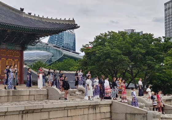 The Seoul Metropolitan Government holds the 2022 Seoul Spring/Summer Fashion Week at Deoksu Palace in central Seoul on October 5, 2011. It used all five palaces as runways. [YONHAP] 