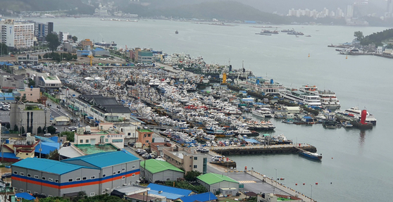 Ships are moved to a port in Yeosu on Monday. [NEWS1]