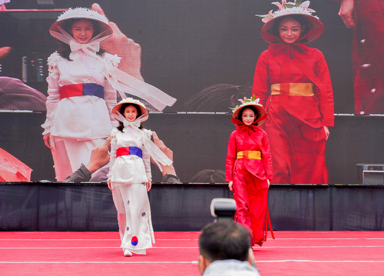 Models walk on a runway during a fashion show on Sunday at Gwanghwamun Plaza in Jongno District, central Seoul, celebrating the 30th anniversary of the establishment of diplomatic relations between Korea and Vietnam. [KOREA CULTURE ASSOCIATION]