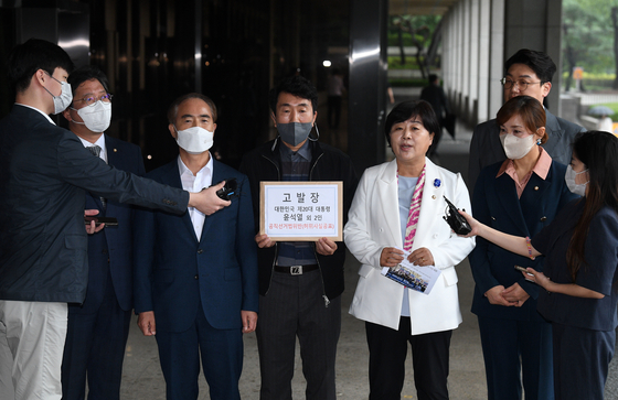 Lawmakers of the Democratic Party (DP) speak to reporters on their way to file a complaint against President Yoon Suk-yeol on Monday over allegations of spreading falsehoods in violation of the election law at the Seoul Central District Prosecutors' Office in Seocho District, southern Seoul. [NEWS1]