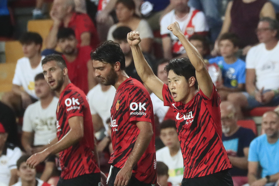 Mallorca striker Lee Kang-in, right, celebrates after scoring against Rayo Vallecano at Vallecas stadium in Madrid on Aug. 27. [EPA/YONHAP]