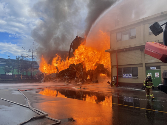 An energy storage system at a Hyundai Steel facility in Incheon is on fire on Tuesday morning. Fire fighters from Incheon Fire Department are working to put out the blaze. [NEWS1]