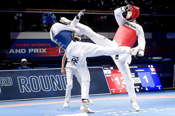 Lee Da-bin, right, competes against France's Althea Laurin en route to winning the women's +67 kilogram finals at the Paris 2022 World Taekwondo Grand Prix in Levallois-Perret, France, on Sunday. [YONHAP]